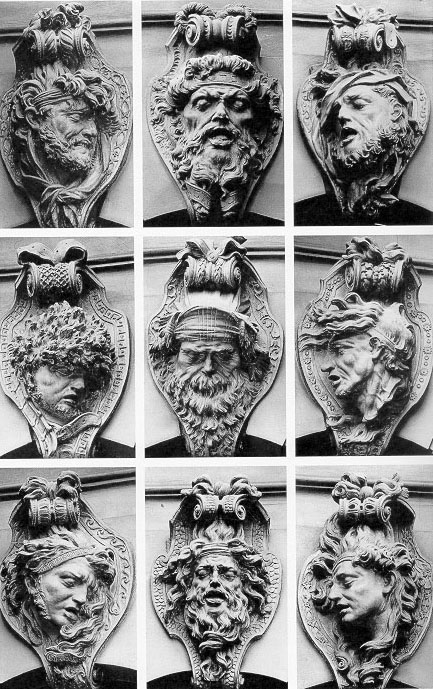 K&ouml;pfe Sterbender Krieger, Schlu&szlig;steine der Erdgescho&szlig;fenster im Innenhof nach Entw&uuml;rfen von Andreas Schl&uuml;ter (1920)