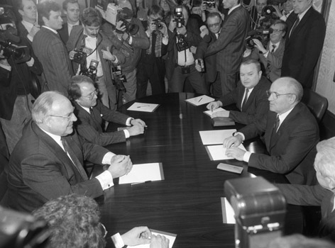 Engelbert Reineke, Helmut Kohl bei Verhandlungen mit Michail Gorbatschow, Moskau, 10. Februar 1990,(Bundesbildstelle)