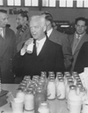 Der Bundesminister für Ernährung, Dr. Lübke, auf der Grünen Woche in Berlin