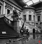 Der Lichthof des Berliner Zeughauses mit Krieger von Begas nach dem Krieg, Henry Ries, 1946, Fotografie, Berlin, DHM