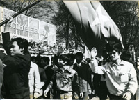 Vietnamesen bei der Maidemonstration Stralsund,  1. Mai 1975