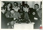 Der Konstrukteur Ferdinand Porsche überreicht Adolf  Hitler in der Reichskanzlei ein Modell des Volkswagens als Geburtstagsgeschenk, Heinrich Hoffmann, Berlin, 20.4.1938, DHM