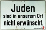 Hinweisschild »Juden sind in unserem Ort nicht  erwünscht«, Stempel- u. Schilder-Töpfer, Eisenach, nach 1933, DHM