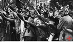 Adolf Hitlers 48. Geburtstag: Die begeisterte Menge wird von Schutzpolizisten zurückgehalten, Berlin, 20.4.1937, BPK