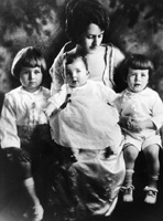 Rose Kennedy mit ihren Kindern Joe jr., Rosemary und John, 1919