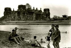 Badevergnügen in der Spree am Reichstag