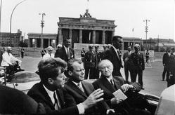John F. Kennedy, Willy Brandt und Konrad Adenauer am Brandenburger Tor