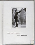 Polizistin in der Sowjetischen Besatzungszone, als Symbol der »Neuen Polizei«, in: »Dresdner Polizei 1945 – 1946. Ein Jahr im Neuaufbau«, Herausgeber: Polizeipräsidium der Landeshauptstadt Dresden, 1946, Dresden, Polizeigeschichtliche Sammlung Sachsen, Foto: DHM