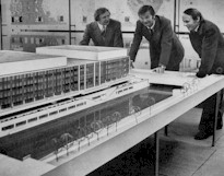 Verantwortliche im Gesprch vor dem Palast-Modell
