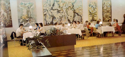 Linden-Restaurant mit Gobelins - Wand rechts