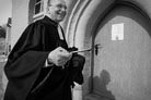Pfarrer Lothar Wittkopf vor dem Portal der St. Laurentius Kirche, Rheinsberg, Foto: Jendrik Bradaczek