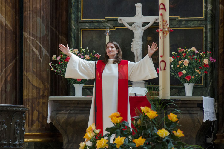 Pfarrerin Cordula Machoni beim Segnen in der St. Marienkirche am Alexanderplatz, Berlin Stadtmitte, Foto: Dora Strebel