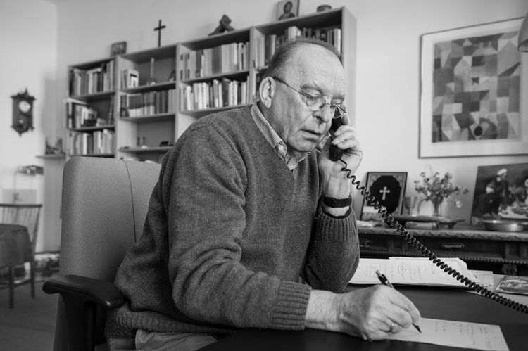 Pfarrer Lothar Wittkopf an seinem Schreibtisch, Rheinsberg, Foto: Jendrik Bradaczek