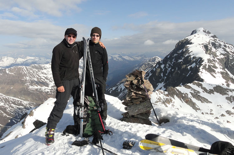 Pfarrer Andreas Kecke mit seinem Sohn im Skiurlaub, Foto: Pfarrfamilie Kecke