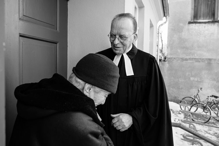 Pfarrer Lothar Wittkopf im Gespr�ch mit einem Mitglied der Gemeinde St. Laurentius, Rheinsberg, Foto: Jendrik Bradaczek