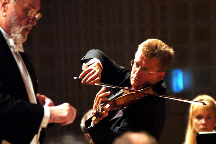 Der Violinist Christian Tetzlaff bei einem Auftritt mit dem Londoner Philharmonia Orchestra in Luzern, 07.09.2005, © Sigi Tischler, dpa picture alliance