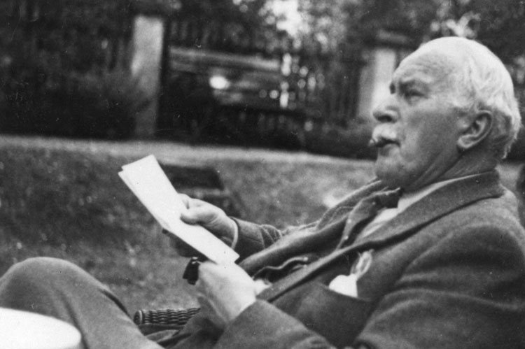 Der Psychologe und Psychiater Carl Gustav Jung in Kesswil im schweizerischen Kanton Thurgau, 1953, © akg-images, dpa picture alliance