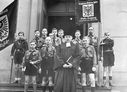 Karl Themel, evangelischer Pfarrer der Luisenstädtischen Gemeinde und „Sippenforscher“, bei der Einsegnung von „Hitler-Jungen“, 1935, Berlin, © ullstein bild - Süddeutsche Zeitung Photo