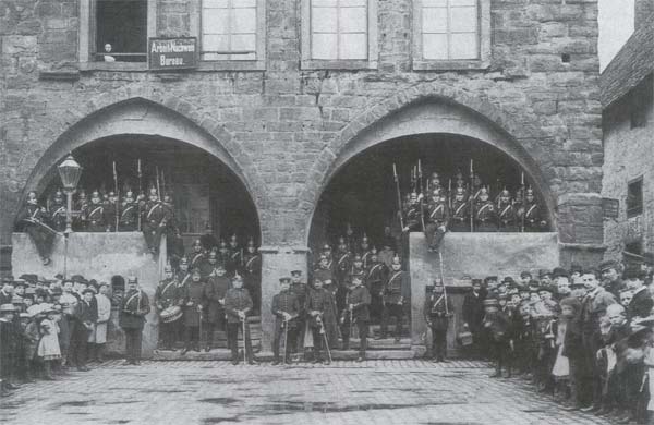 Die vom Militär besetzte Hauptwache auf dem Rathaus
                der Stadt Dortmund, Mai/Juni 1889