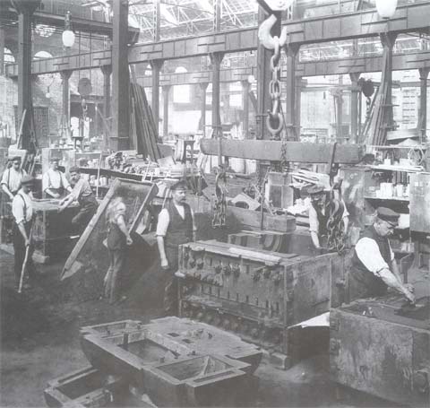 Arbeiter in der Hartmannschen Maschinenfabrik, um 1900