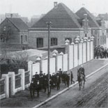 Arbeitswillige werden gruppenweise durch
Gendarmerie nach Hause gebracht, März 1912