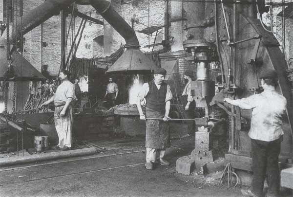 Arbeiter in der Hartmannschen Maschinenfabrik, um 1900