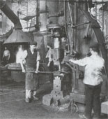 Arbeiter in der Hartmannschen Maschinenfabrik, um 1900