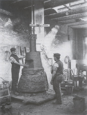 Arbeiter in der Hartmannschen Maschinenfabrik, um 1900