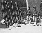 Japanische Soldaten mit Kriegsbeute