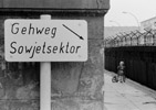 Kind an der Berliner Mauer im Wedding, Berlin (West), 1963, Die Serie von den spielenden Kindern an der Berliner Mauer erschien 1963 unter dem Titel "Mauerkinder" als achtseitige Reportage in der Zeitschrift "Kristall"