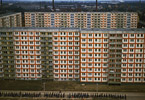 FDJ-Demonstration im Neubaugebiet in Weißensee, Berlin (Ost), 1974. Das Bild zeigt den Blick aus der Wohnung von Thomas Hoepker und Eva Windmöller