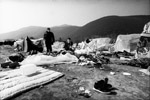Mazedonische Polizisten im geräumten Flüchtlingslager bei Blace, 7. April 1999