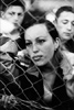 Junge Frau im Flüchtlingslager Stenkovec, April 1999, In Mazedonien, nahe der Grenze zum Kosovo, errichtete die NATO die Lager Cegrane, Stenkovec, Neprosteno und Brazda, um Zehntausende aus ihrer Heimat vertriebene Kosovo-Albaner versorgen zu können.