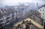 Blick auf das zerstörte Mostar, November 1995. Während des Bürgerkrieges in Bosnien-Herzegowina wurde die multiethnische Stadt in einen kroatischen Teil am Westufer der Neretva und einen bosnisch-muslimischen (bosniakischen) Teil am Ostufer geteilt, der durch kroatischen Beschuss zerstört wurde. 
