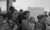 Registrierung von Flüchtlingen zur Ausreise nach Deutschland Stenkovec, April 1999, in Mazedonien, nahe der Grenze zum Kosovo, errichtete die NATO die Lager Cegrane, Stenkovec, Neprosteno und Brazda, um Zehntausende aus ihrer Heimat vertriebene Kosovo-Albaner zu versorgen und ihnen die Ausreise in verschiedene europäische Länder zu ermöglichen. 