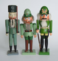 Seiffener Nussknacker, links: Förster, um 1910; Mitte: Förster, um 1968; rechts: der Wilderer Karl Stülpner, um 1981, Erzgebirgisches Spielzeugmuseum Seiffen