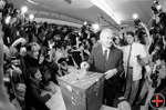 Ministerpräsident Hans Modrow bei der Stimmabgabe, Klaus Oberst, Berlin (Ost), 18. März 1990, Koblenz, Bundesarchiv/Bildarchiv (BArch, Bild 183-1990-0318-006/Klaus Oberst)
