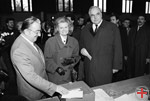 Helmut und Hannelore Kohl bei der Stimmabgabe zur Bundestagswahl, Wolfgang Lemmerz, Oggersheim, 2. Dezember 1990, Berlin, Bundesbildstelle (B 145 Bild-00101443)
