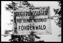 Photo des Schildes Regierungslager fr heimatl. [ose] Auslnder Fhrenwald