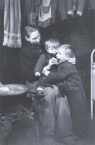 Mutter mit zwei Kindern in der Notunterkunft