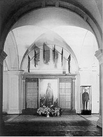 Hindenburg-Ehrung im Erdgeschoß des Zeughauses. Das Bildnis wurde vor einem der Schinkel-Schränke aufgestellt.(1935)