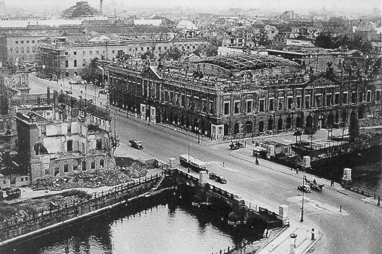 Luftaufnahme der zerstörten Straße Unter den Linden, 
rechts das Zeughaus (1945)