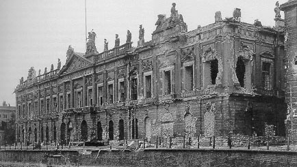 Die Ostseite des 
zerstörten Zeughauses (1945)