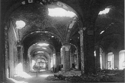 Blick in das zerstörte Obergeschoß (1945)