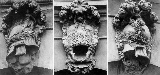 Drei Helme, Schlußsteine der Erdgeschossfenster von der Aussenfassade nach Entwürfen von Andreas Schlüter um 17 Jhd.(1920)