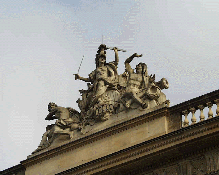 Blick auf die Bellona-Gruppe der Dachballustrade