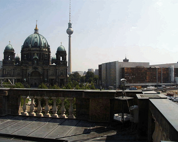 Blick vom Dach auf den Berliner Dom, Fernsehturm und den Palast der Republik
