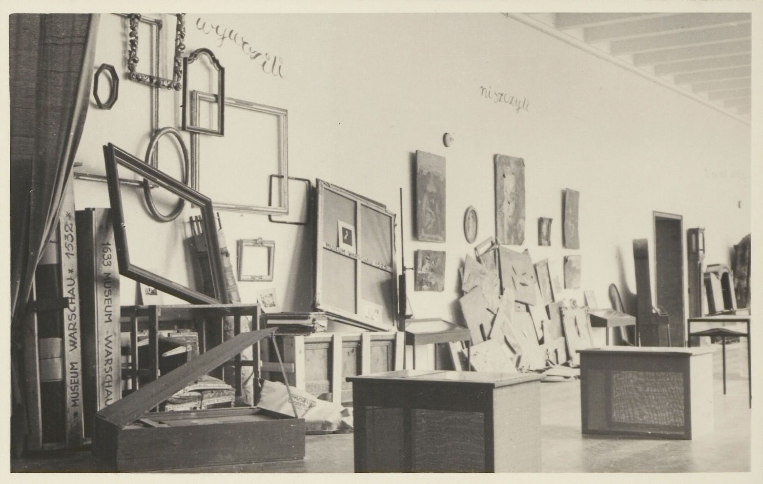 Pohled na výstavu „Warszawa oskarża“ (Varšava obviňuje), Národní muzeum, Varšava, květen–červen 1945 Pohled na výstavu „Warszawa oskarża“ (Varšava obviňuje), Národní muzeum, Varšava, květen–červen 1945
