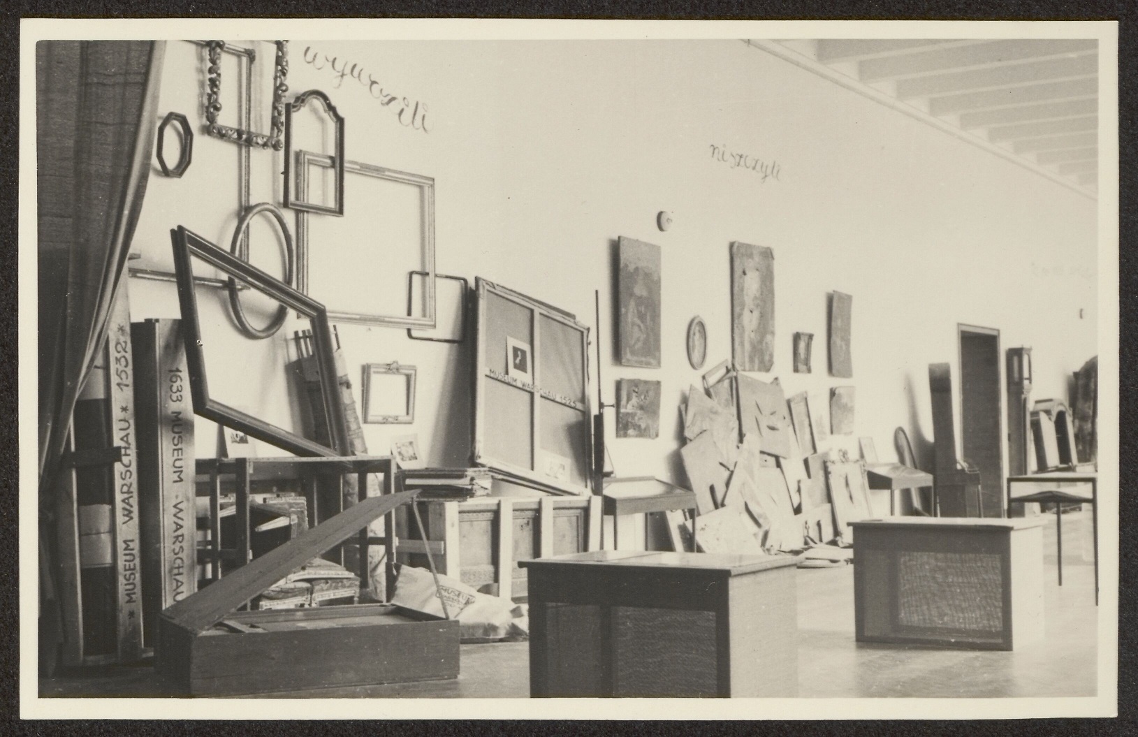 Ausstellungsansicht „Warszawa oskarża“ [Warschau klagt an], Muzeum Narodowe w Warszawie, 1945,