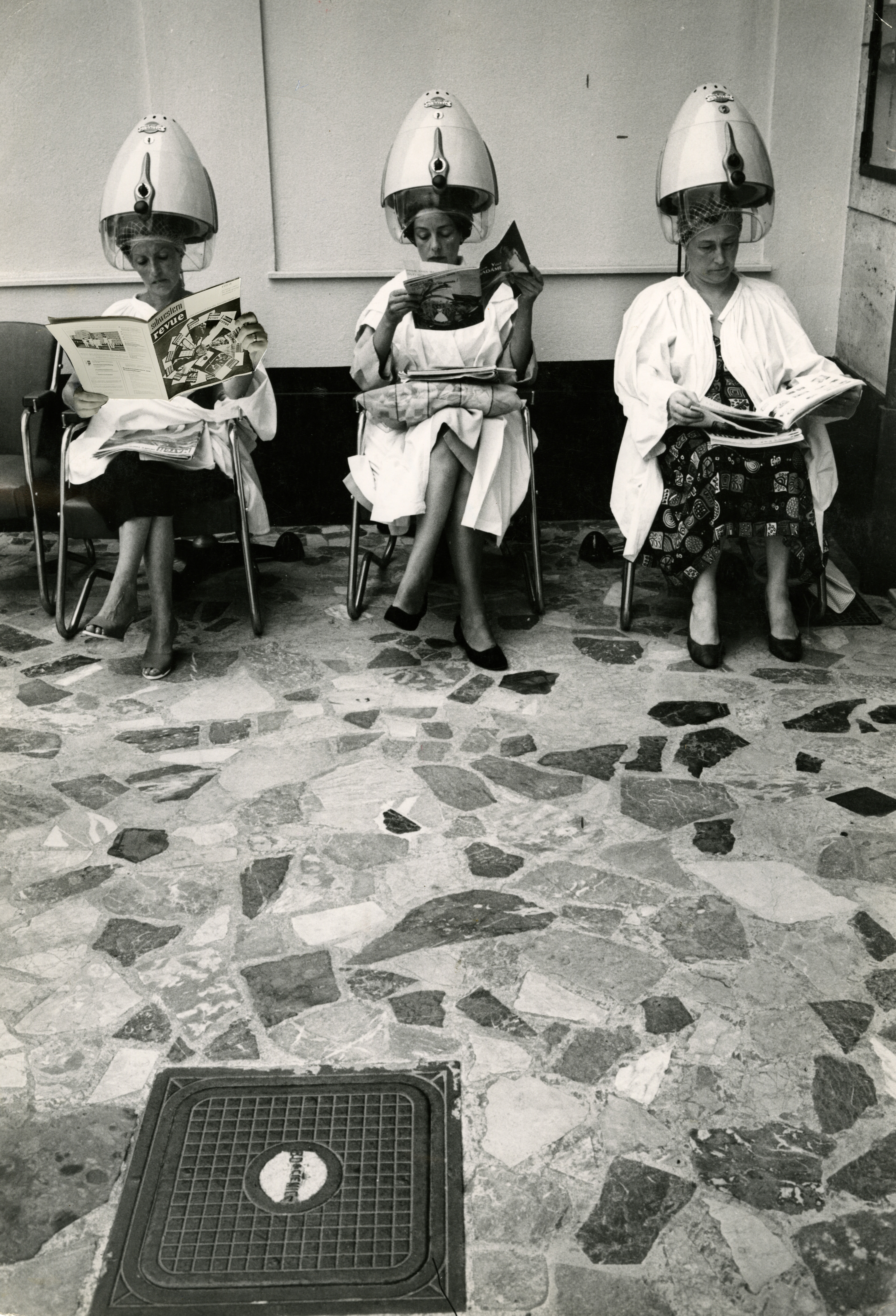 Stefan Moses: Frauen unter Trockenhauben im Friseursalon, 1960er Jahre © Else Bechteler-Moses